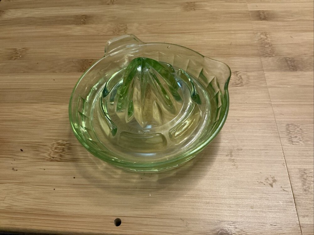 Vintage Green Depression Glass Reamer Uranium Vaseline Citrus Squeezer Juicer - Picture 4 of 10